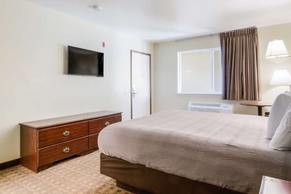 GUESTHOUSE INN & SUITES MONTESANO (Montesano)